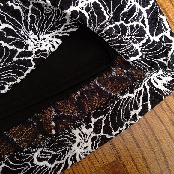 Black and White Graphic Print Dress with Ruffled Bell Sleeves - Size 10 - Picture 8 of 13